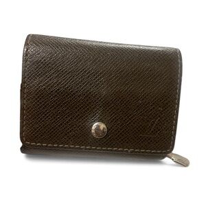 The Louis Vuitton Taiga Portemonnaie Sergei Coin Case M32568